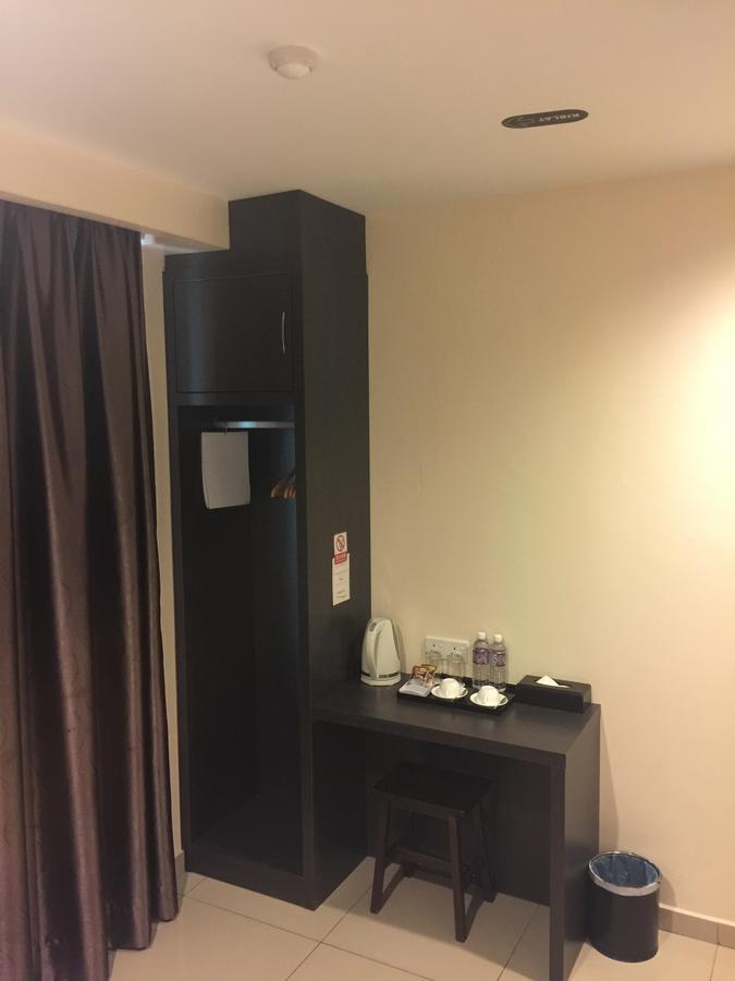 Premierz Hotel Labuan Buitenkant foto